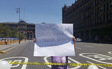 Padres de niños con cáncer se manifiestan en el Zócalo por falta de medicinas