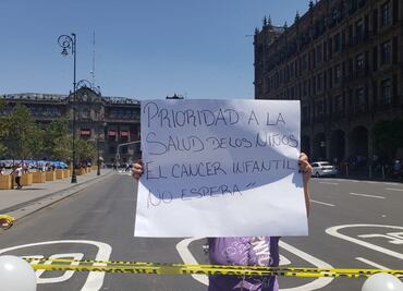 Padres de niños con cáncer se manifiestan en el Zócalo por falta de medicinas