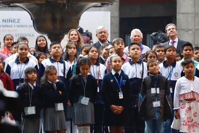 Visitan niños a AMLO en Palacio Nacional 