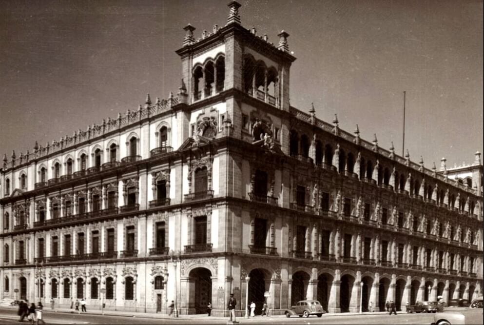 Vista del Antiguo Palacio del Ayuntamiento y la avenida 20 de Noviembre desde el Zócalo capitalino a finales de los años cuarenta. La transformación de este emblemático inmueble estuvo a cargo del arquitecto Manuel Gorozpe. Crédito: Col. Villasana-Torres
