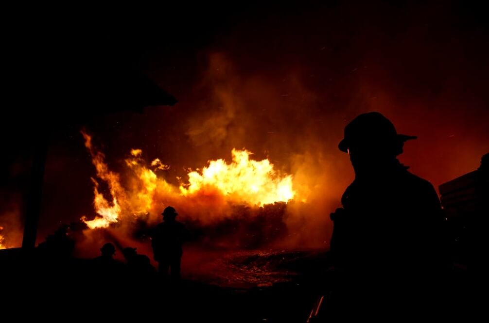 Bomberos tratan de sofocar un incendio en la región de Santa Olga, Chile. Foto: Reuters