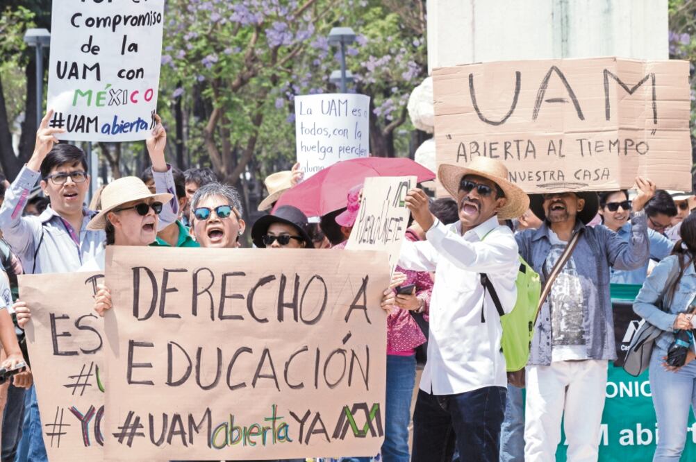 Más de 500 estudiantes y profesores de la Universidad Autónoma Metropolitana marcharon del Palacio de Bellas Artes al Zócalo de la Ciudad de México para demandar que se termine la huelga. Foto: MOISÉS PABLO. CUARTOSCURO 