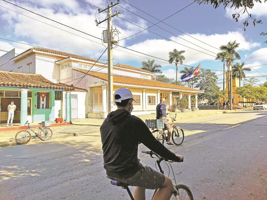 Residentes cubanos en bicicleta por calles de Viñales, provincia de Pinar del Río, Cuba. La isla se enfrenta de nuevo a medidas punitivas por parte de Estados Unidos. Foto: YAMIL LAGE. AFP