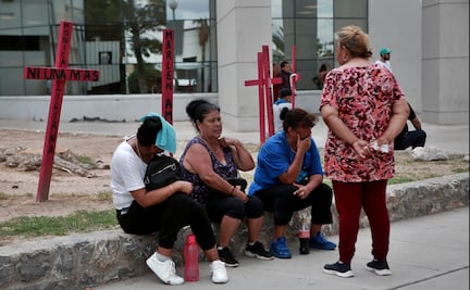 FOTOS: Familias hacen fila durante horas en busca de sus muertos en Chihuahua