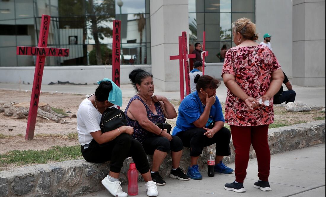 Decenas de familias acudieron a la FGE en Ciudad Juárez, Chihuahua, para saber si entre los 383 cuerpos encontrados en el crematorio Plenitud está su familiar fallecido, el 2 de julio de 2025. Foto Especial