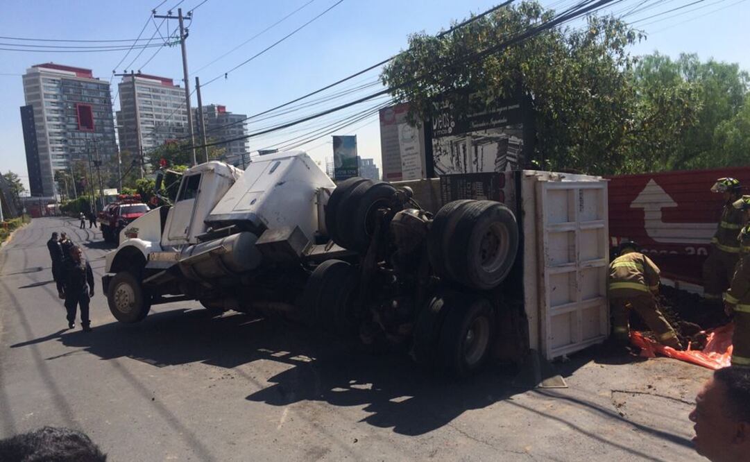 Vuelca tráiler en Periférico y avenida Toluca