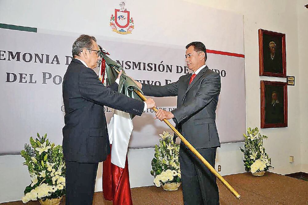 Ramón Pérez Díaz asumió el mando del Poder Ejecutivo estatal, en ceremonia realizada en el Salón Gobernadores de Palacio de Gobierno, tras haber concluido la gubernatura de Mario Anguiano (NOTIMEX)