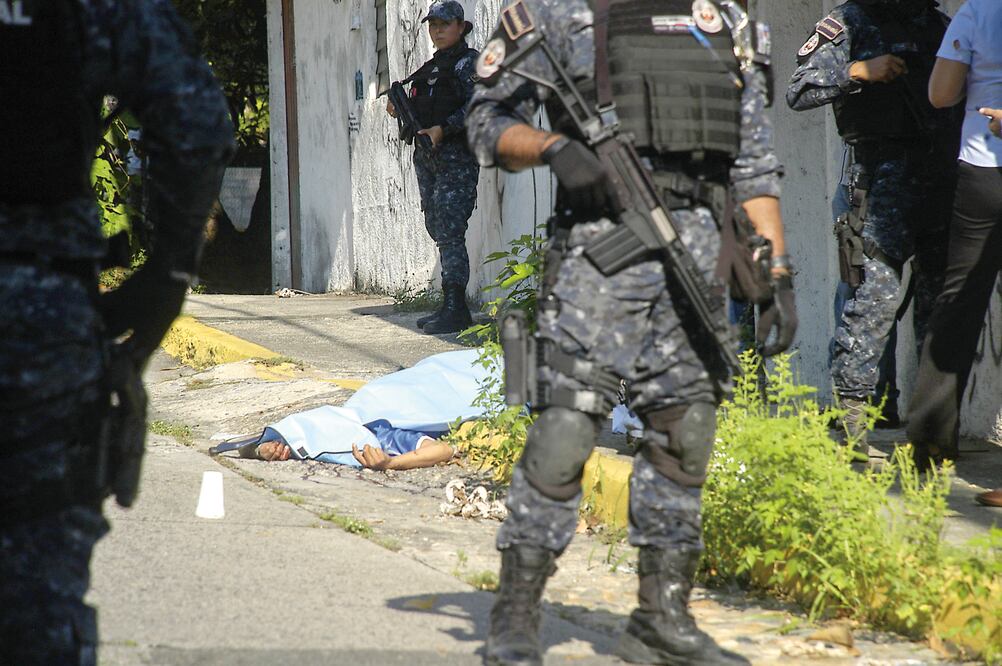 Policías estatales, federales y del Ejército acudieron al lugar del crimen (ARCHIVO EL UNIVERSAL)
