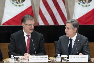 México y EU decomisaron 32 mil armas en último año y se redujo 9% la tasa de homicidios, destaca Ebrard