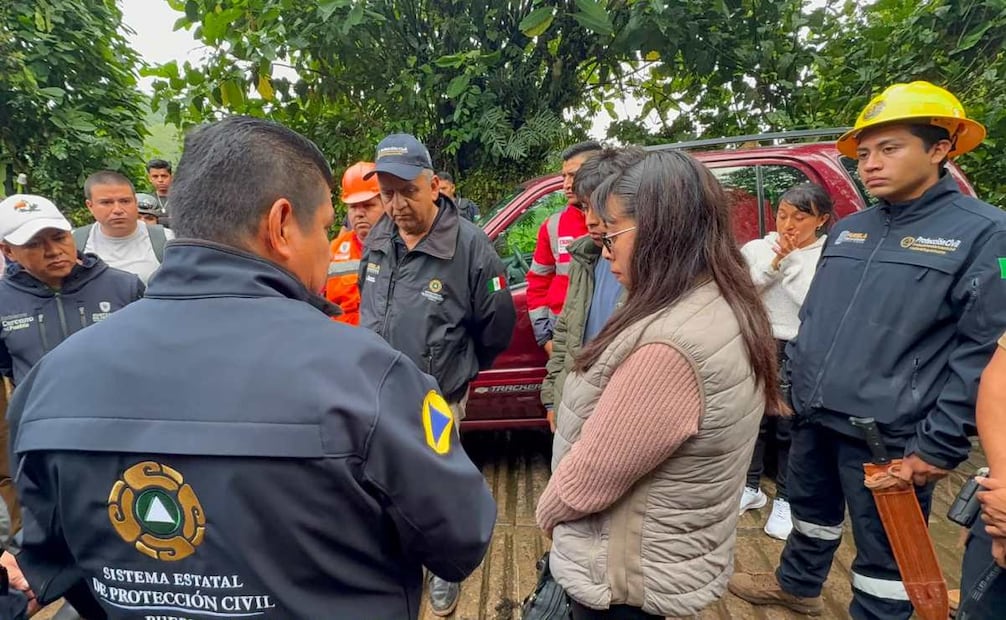 Rescatan a 3 integrantes de una familia atrapada en gruta de Cuetzalan, Puebla; sigue el operativo para rescatar a cuatro más.
Foto: Especial.