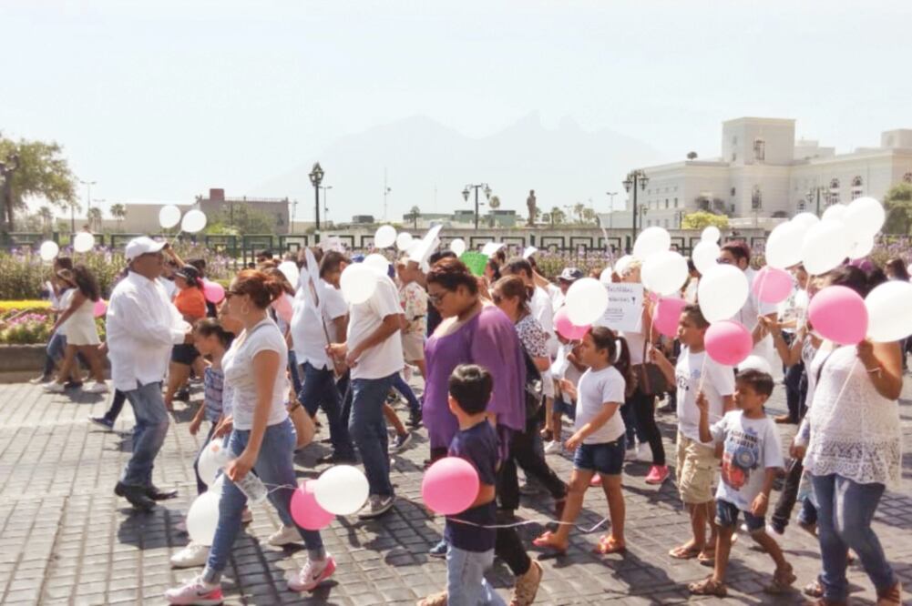 Los activistas marcharon desde la calle Ocampo y realizaron un mitin frente al Palacio de Gobierno, donde demandaron la pena máxima para quienes cometan abusos contra menores de edad. Foto: CORTESÍA