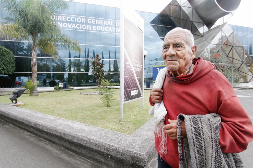 Felipe Espinosa obtuvo 400 puntos en el examen de ingreso a la Benemérita Universidad Autónoma de Puebla. Actualmente estudia por las mañanas la carrera de Ingeniería en Procesos y Gestión Industrial y por la tarde vende frutas. (FOTO: OMAR CONTRERAS)