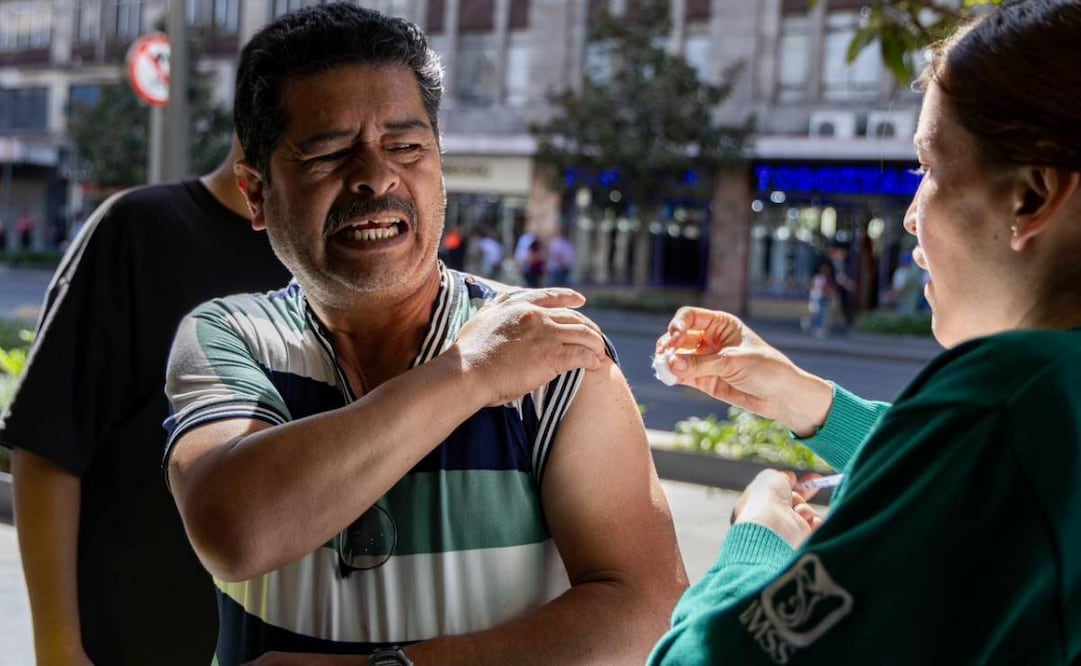 Módulo de vacunación instalado previo al concierto gratuito de Shakira que ofrecerá la artista en el Zócalo capitalino (01/03/2026). Foto: Hugo Salvador / EL UNIVERSAL