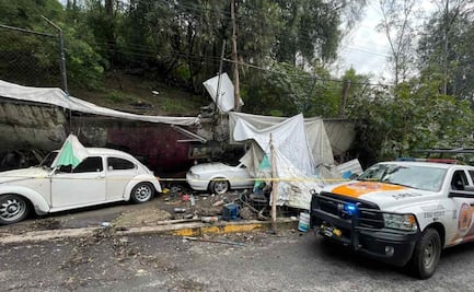 Colapsa barda de 20 metros en la GAM; dos autos resultan dañados, no hubo lesionados