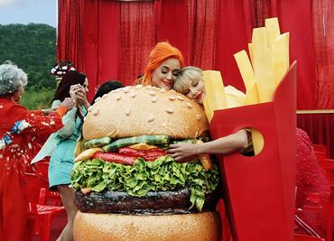 Taylor Swift y Katy Perry, juntas como las papas de una hamburguesa