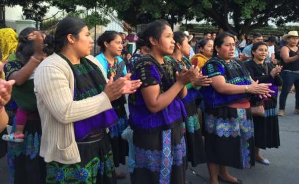 Tzotziles reinstalan plantón afuera del palacio estatal de Chiapas