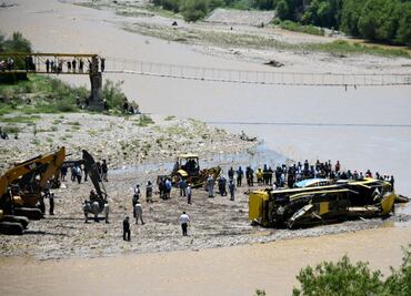 Suman 9 muertos y 18 heridos tras volcadura de autobús en río de Guerrero; la unidad cayó de 70 metros de altura