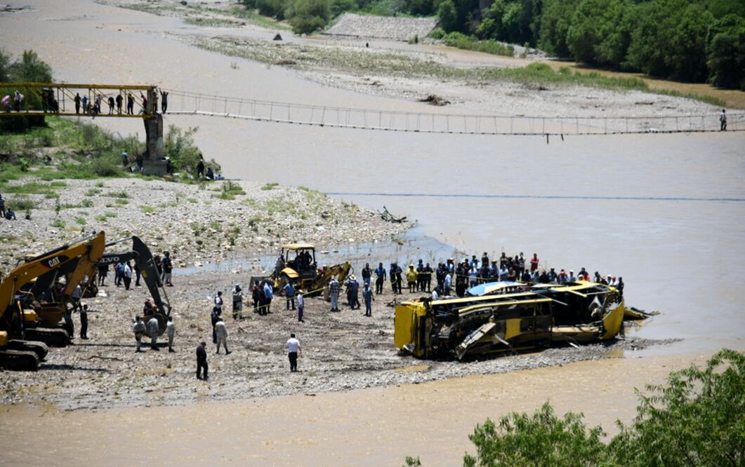 Un autobús de pasajeros de la línea Oro volcó esta madrugada sobre la carretera Tulcingo-Tlapa y cayó al río Tlapaneco del municipio de Alpoyeca, Guerrero, el 4 de julio de 2025. Foto: Salvador Cisneros / EL UNIVERSAL