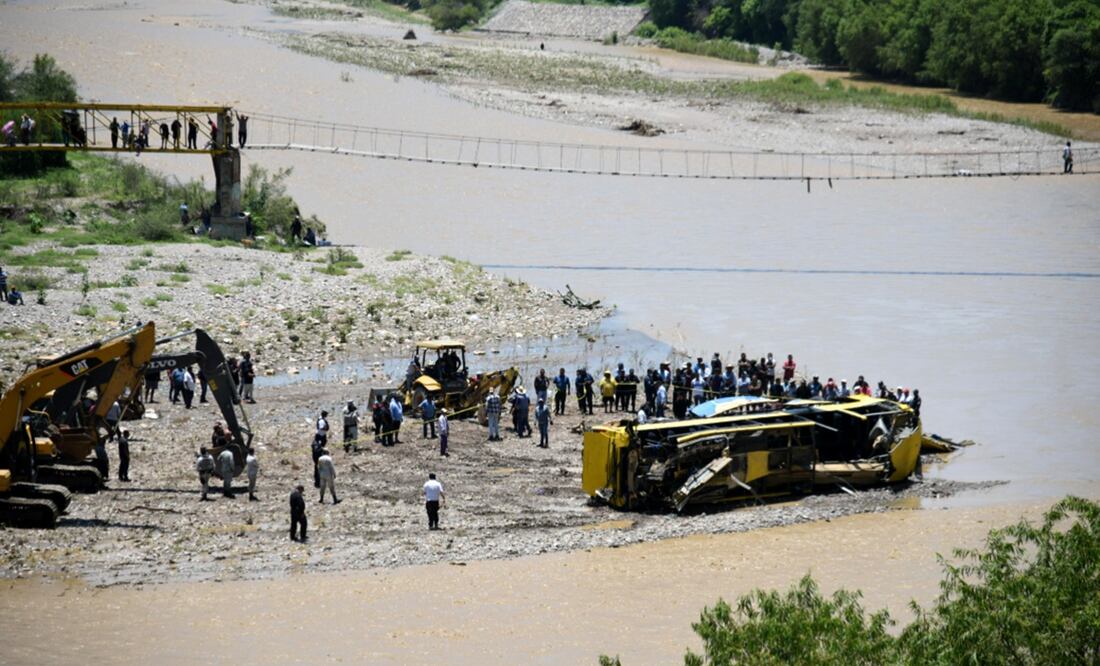Suman 9 muertos y 18 heridos tras volcadura de autobús en río de Guerrero; la unidad cayó de 70 metros de altura | El Universal