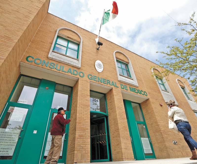 La situación de los trabajadores en diferentes consulados de la Unión Americana se podrá aclarar una vez que entre la nueva administración en Estados Unidos, ha señalado el canciller Marcelo Ebrard. ARCHIVO EL UNIVERSAL