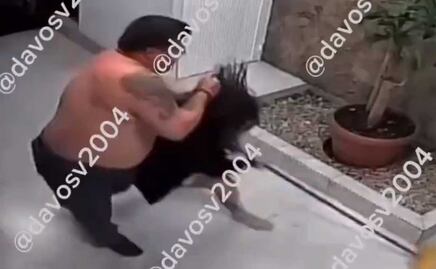 La jala del cabello y la golpea con una escoba; captan en video agresión en la Narvarte