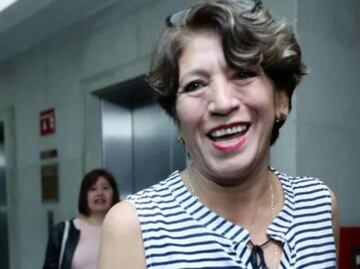 Delfina Gómez se toma selfies con alumnos de secundaria mientras le gritan “¡Gobernadora!” VIDEO