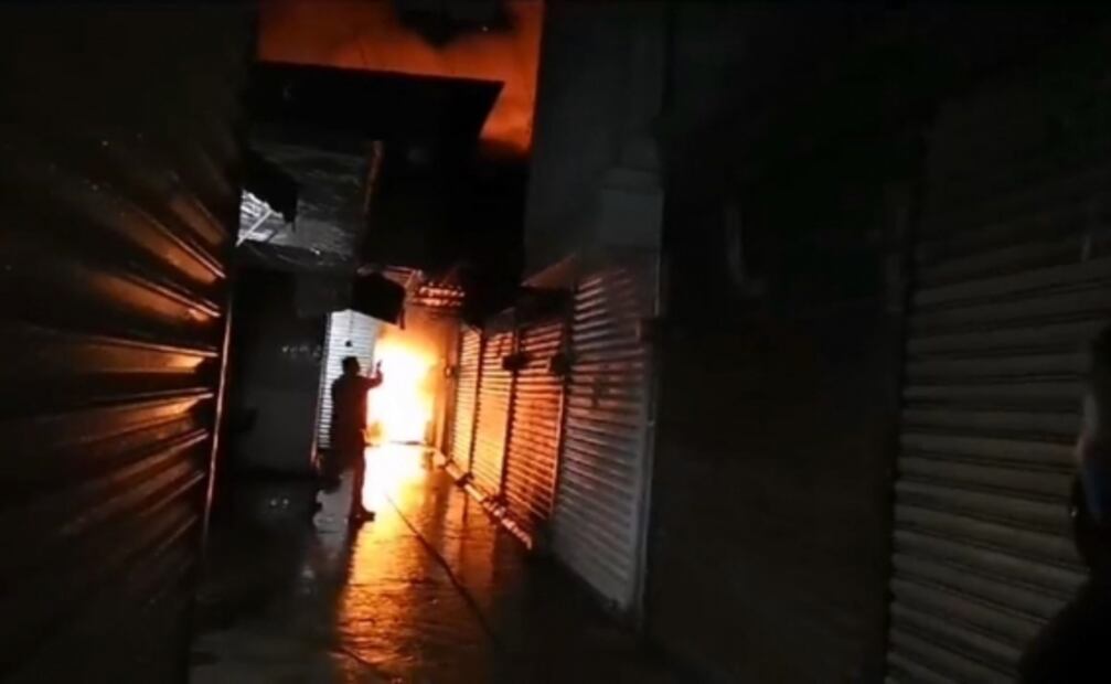 Se incendia Central de Abasto de Oaxaca; solicitan ayuda y pipas para sofocar el fuego