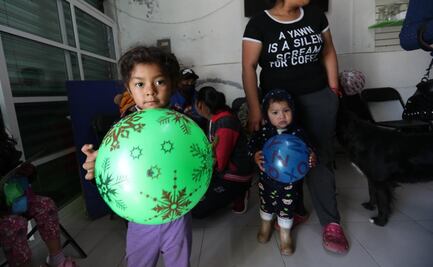 Regalan juguetes a niños de familias afectadas por la pandemia de Covid-19 en Metepec 