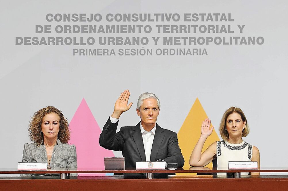 El gobernador del Estado de México, Alfredo del Mazo, y la directora ejecutiva de WRI México, Adriana Lobo, firmaron un convenio de colaboración para diseñar estrategias y estudios del proyecto de desarrollo urbano. Foto/ESPECIAL