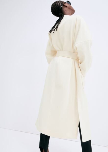 Arma un look otoñal con abrigos y gabardinas que te harán ver más estilizada