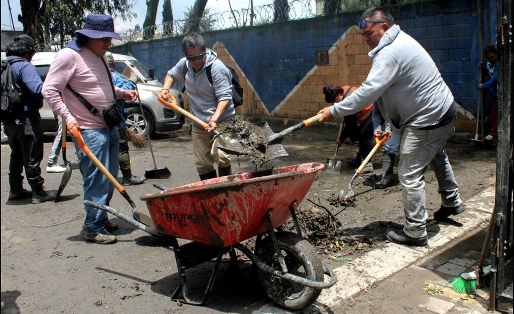 Autoridades continúan con la jornada de limpieza y de salud en la Colonia San Rafael de Chamapa, Naucalpan, el lunes 23 de junio de 2025, tras el desborde de la presa Los Cuartos. Foto: Darío Luna/EL UNIVERSAL