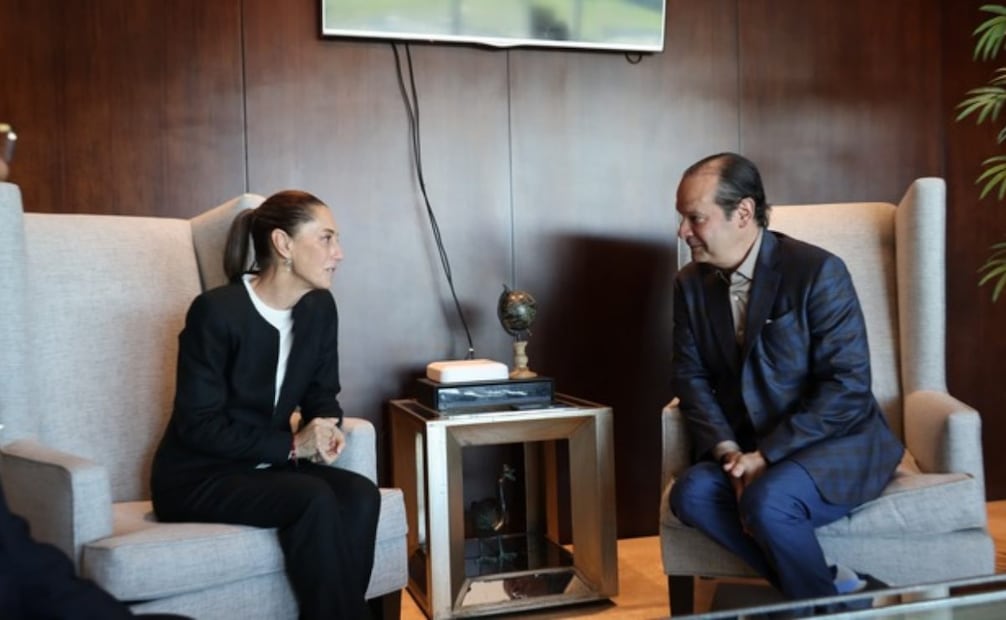 La presidenta Claudia Sheinbaum se reúne con canciller de Panamá, Javier Martínez-Acha Vásquez, en el Aeropuerto Internacional de Tocumen en Panamá el 17 de noviembre de 2024 rumbo a la Cumbre G20 en Brasil. Foto: Especial