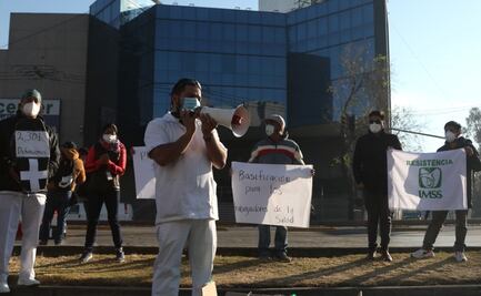 Protestan trabajadores de salud afuera de La Raza; denuncian que no les han aplicado vacuna
