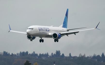 Avión de United Airlines regresa a aeropuerto de Chicago, tras impactar... con un coyote