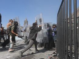 Segob condena violencia en marcha de la Generación Z; manifestantes usaron explosivos y cohetones, acusa