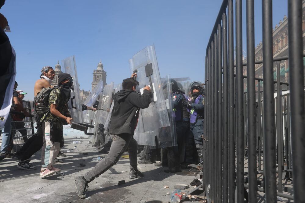 Los enfrentamientos en el zócalo capitalino terminaron con decenas de policías heridos y al menos 20 detenidos que fueron remitidos al MP. (Foto: Gabriel Pano/ EL UNIVERSAL)