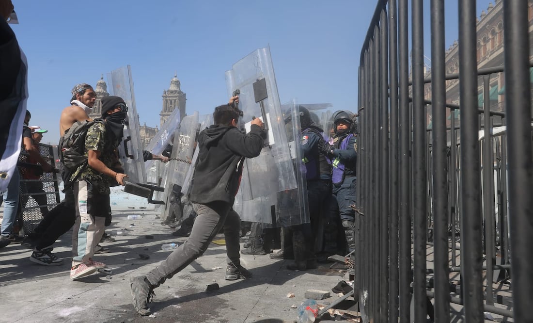 Los enfrentamientos en el zócalo capitalino terminaron con decenas de policías heridos y al menos 20 detenidos que fueron remitidos al MP. (Foto: Gabriel Pano/ EL UNIVERSAL)