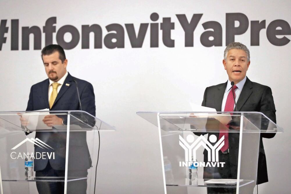 Carlos Medina, presidente de la Canadevi (der.) y David Penchyna, director del Infonavit, durante el anuncio del aumento a los créditos del instituto (JUAN CARLOS REYES. EL UNIVERSAL)