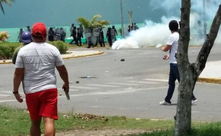 Policía repele a manifestantes en Congreso de QRoo