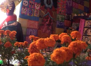 Dedican ofrenda a personajes de la Época de Oro