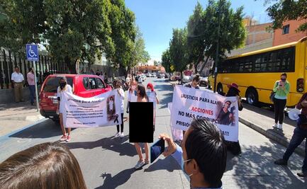 Madre se desnuda e ingresa a la Fiscalía de SLP; exige que se aclare el asesinato de su hijo