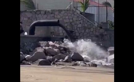 Captan descarga de aguas negras sobre una de las playas de Mazatlán