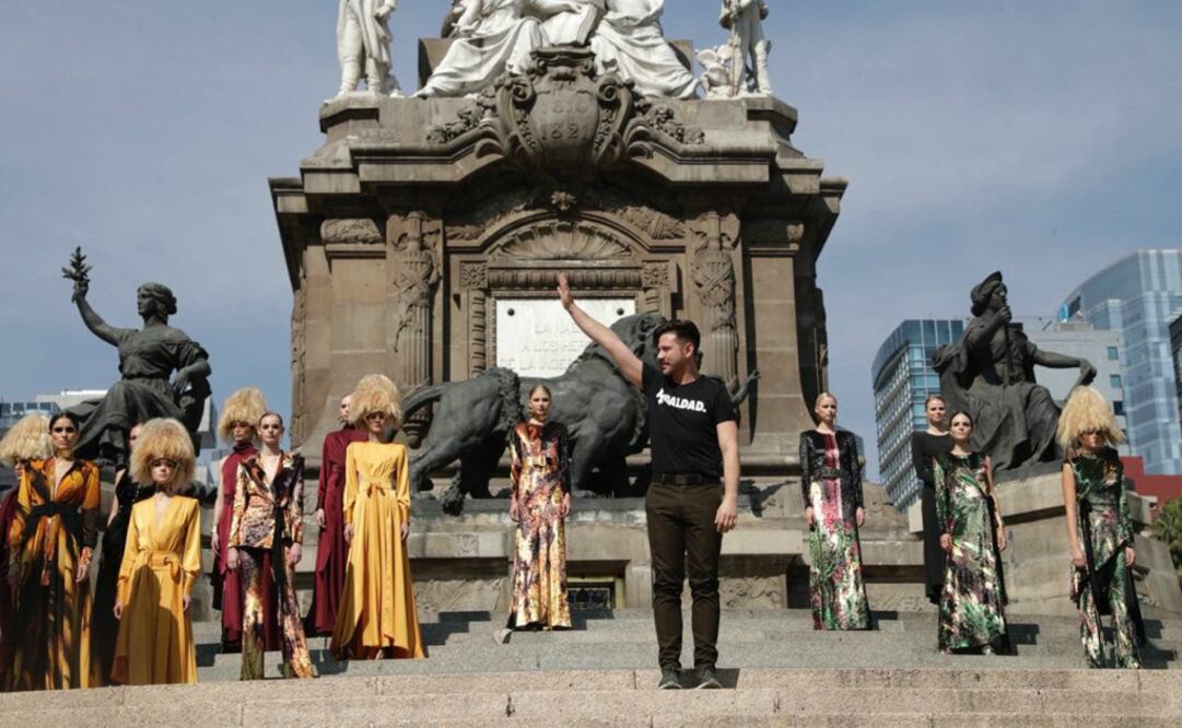 Siluetas estructuradas constituyeron la propuesta femenina y audaz del diseñador tapatío / Foto: Iván Stephens