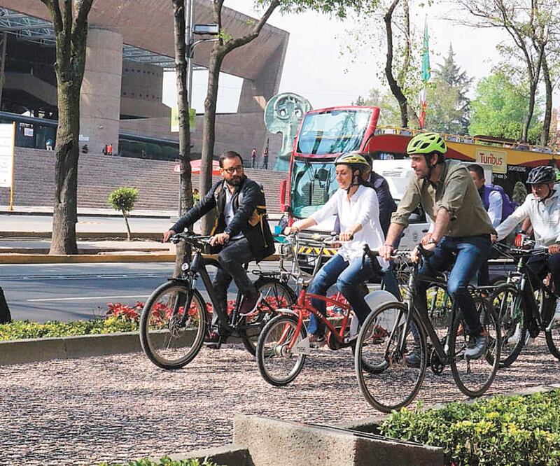 La jefa de Gobierno, Claudia Sheinbaum, quien estrenó la vía, destacó que en 2019 se intervinieron 75 kilómetros de infraestructura ciclista en la Ciudad; dijo que para este año vienen más espacios para este sector. Foto: ESPECIAL