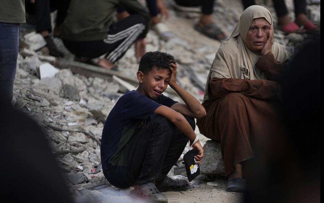 Un grupo de Palestinos llora en el funeral de varias personas muertas mientras trataban de llegar a los camiones de ayuda que entraban en el norte de Gaza a través del cruce de Zikim con Israel, en el hospital Shifa, en la ciudad de Gaza, el sábado 26 de julio de 2025. Foto: AP