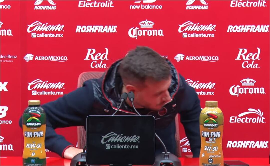 Martín Anselmi sólo respondió una pregunta y se fue de la conferencia de prensa - Foto: Captura de pantalla