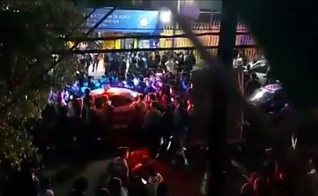 La irrupción del grupo armado con petardos, bombas molotov, barretas y martillos dejó dos alumnos y dos profesores lesionados. Foto: Captura de pantalla 