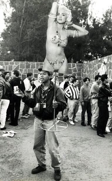 Los vendedores de artículos conmemorativos del evento ofrecieron playeras, tarjetas y hasta “réplicas” de la cantante de tamaño real; el cartel con Madonna tuvo un costo de 15 nuevos pesos. Foto: Oriana González/Archivo EL UNIVERSAL.