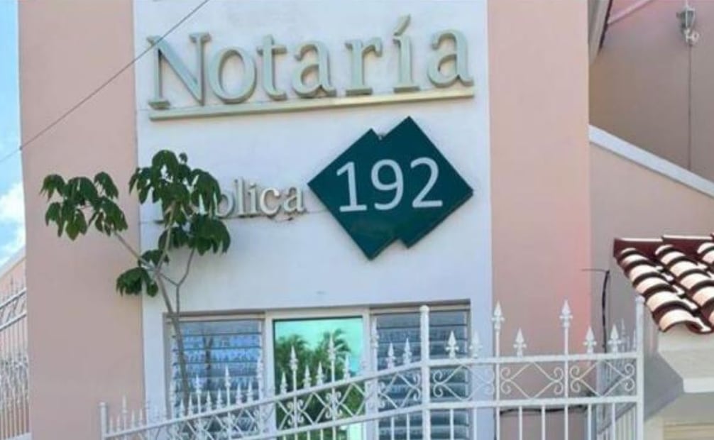 Ana asegura que Roberto de Jesús trabaja en la notaría pública número 192. | Foto: Especial.