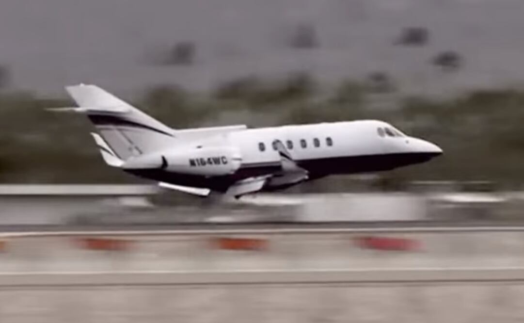 Piloto aterriza un avión sin tren de aterrizaje